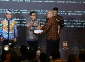 Walikota Malang H Sutiaji menerima penghargaan di ajang Tokoh Indonesia kategori pengembangan digitalisasi
