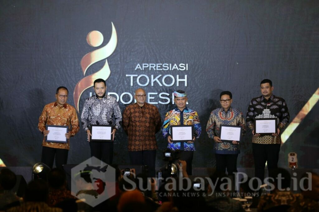 Walikota Malang H Sutiaji pose bersama penerima penghargaan lainnya