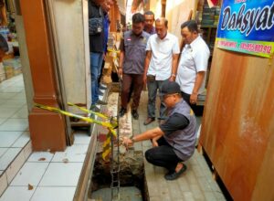 Tim PPS Kejari Kota Malang yang diketuai Eko Budisusanto melakukan pengecekkan pekerjaan revitalisasi pasar buku Wilis