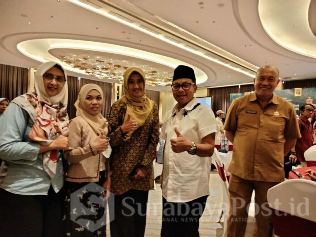 Walikota Malang H Sutiaji didampingi Kepala Diskopindag, Eko Sri Yuliadi dan para penerima bantuan stimulan pose bersama