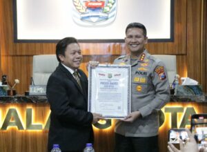Kapolresta Malang Kota, Kombes Pol Budi Hermanto menerima penghargaan presisi award dari Direktur Eksekutif Lemkapi Dr Edi Hasibuan, SH., M.H di Mapolresta Malang Kota. (ist)