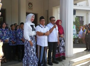 Isak tangis iringi pelepasan Walikota Malang H Sutiaji dan Wakil Walikota Sofyan Edi Jarwoko di halaman Balaikota Malang, Jumat (22/09/2023) sore.