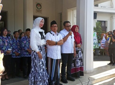 Isak tangis iringi pelepasan Walikota Malang H Sutiaji dan Wakil Walikota Sofyan Edi Jarwoko di halaman Balaikota Malang, Jumat (22/09/2023) sore.
