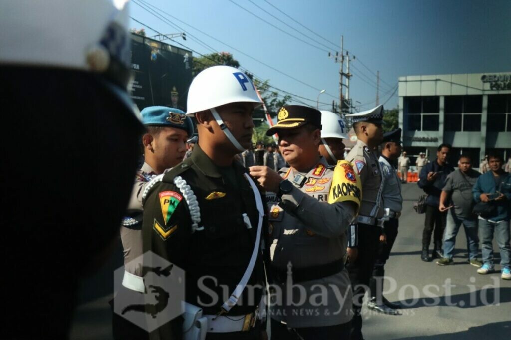 Penyematan pin yang dilakukan oleh Kapolresta Malang Kota sebagai tanda dimulainya Operasi Zebra Semeru 2023