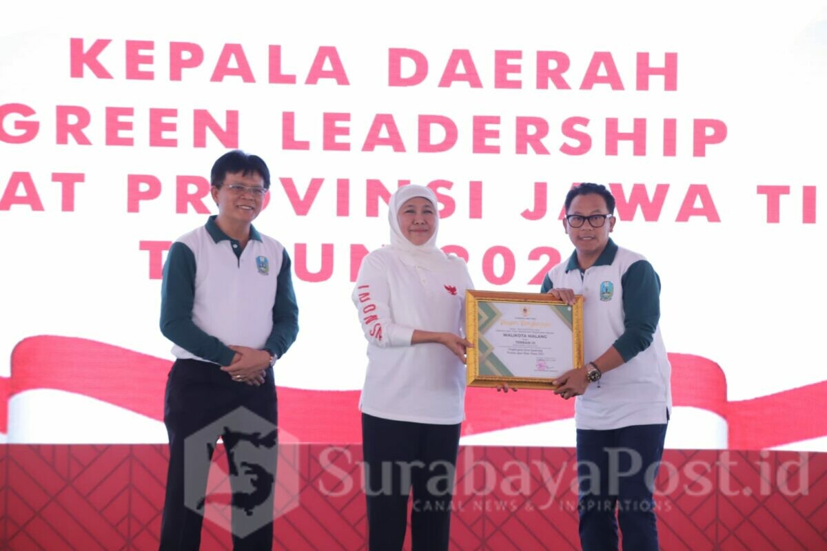 Walikota Malang, H Sutiaji menerima penghargaan Green Leadership dari Gubernur Jatim, Khofifah Indar Parawansa pada puncak peringatan Hari Lingkungan Hidup Sedunia tahun 2023