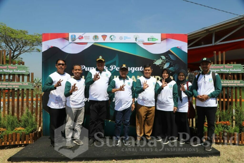 Walikota Sutiaji bersama Kepala DLH Kota Malang, Noer Rahman Wijaya dan Kepala Dinas Pendidikan dan Kebudayaan, Suwarjana usai menerima penghargaan