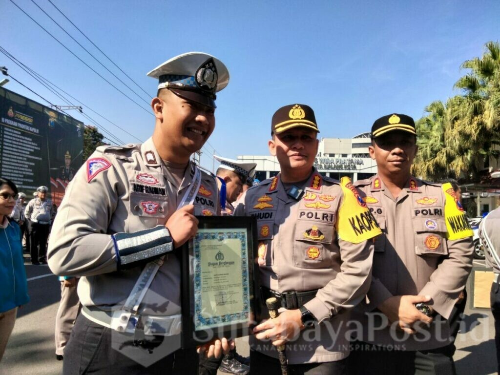 Brigadir Arif Rahman Hidayat anggota satlantas saat menerima penghargaan dari Kombes Pol Budi Hermanto