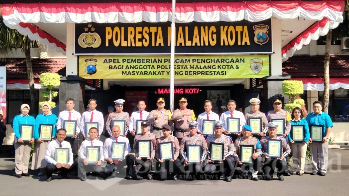 Kapolresta Malang Kota, Kombes Pol Budi Hermanto dan Waka Polresta AKBP Apip Ginanjar pose bersama penerima penghargaan
