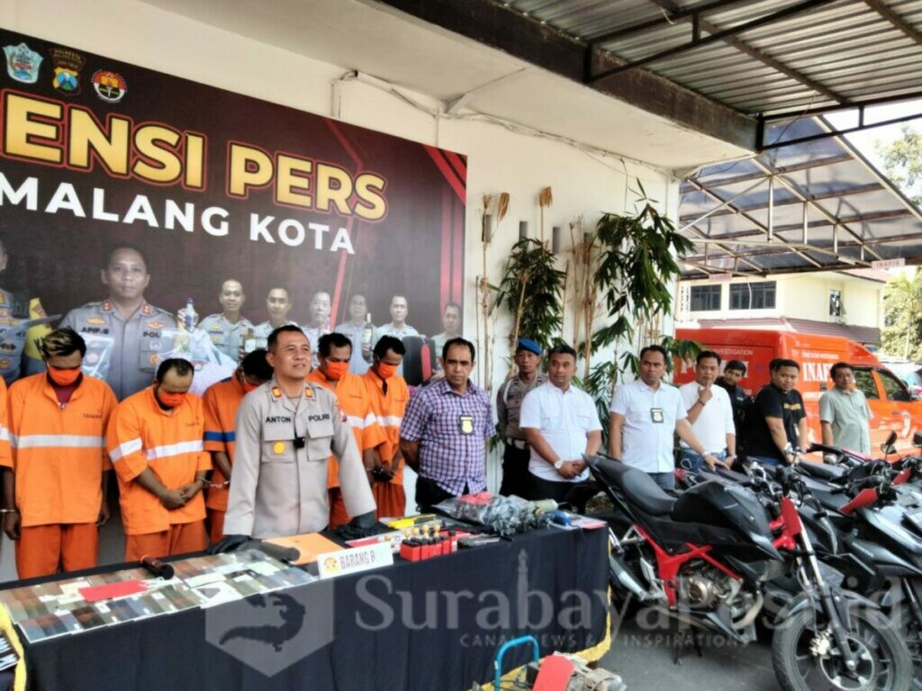 Lima sindikat curanmor beserta barang bukti motor yang berhasil diamankan Unit Reskrim Polsek Lowokwaru