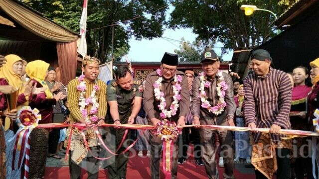 Wawali Kota Malang, Sofyan Edi Jarwoko didampingi Lurah Gadingkasri, Rendra memotong pita acara KJB 2023 secara simbolis, usai memberikan sambutan. (ft.cholil)