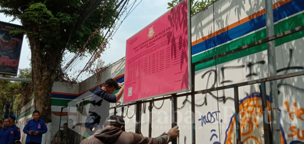 Tim Satgas Tindak Pidana Khusus Kejagung RI, yang diketuai Triana Setia Putra melakukan pemasangan plang aset Nayumi Sam Tower di Kota Malang
