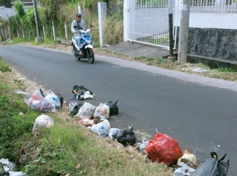 PRIHATIN : Sampah yang dibuang oleh oknum di Jl.Mustari Kota Batu