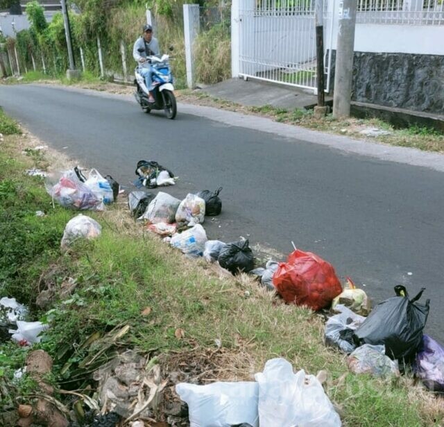 PRIHATIN : Sampah yang dibuang oleh oknum di Jl.Mustari Kota Batu