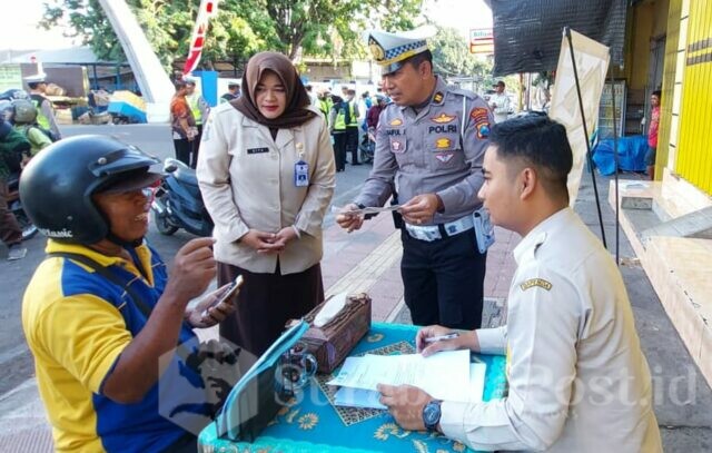 WhatsApp Image 2023-09-08 at 18.01.43 OPERASI: KUPT PPD Situbondo Dr. Rita saat operasi gabungan dalam rangka sosialisasi kepatuhan pembayaran pajak kendaraan bermotor (ist)