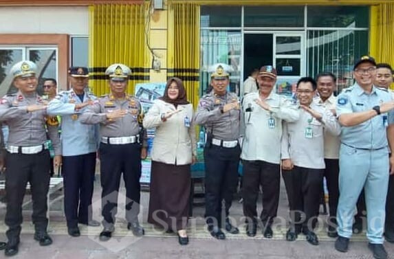 FOTO BERSAMA: KUPT PPD Situbondo Dr.Rita bersama dengan Kasat Lantas AKP Suwarno dan Petugas Jasa Raharja