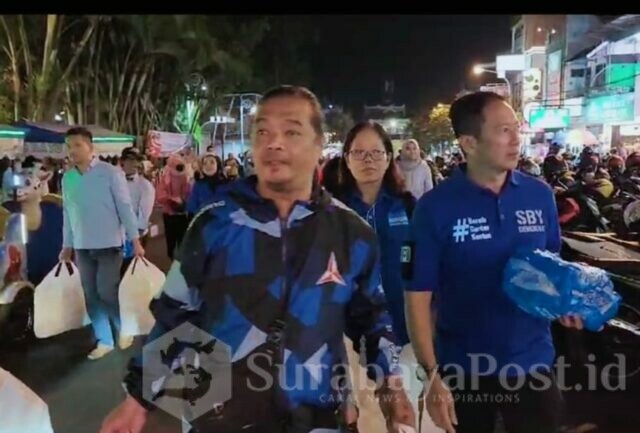 DPC Partai Demokrat Kota Batu Bagi - bagi Ratusan Paket Nasi Kuning Di Seputan Alun - alun Batu