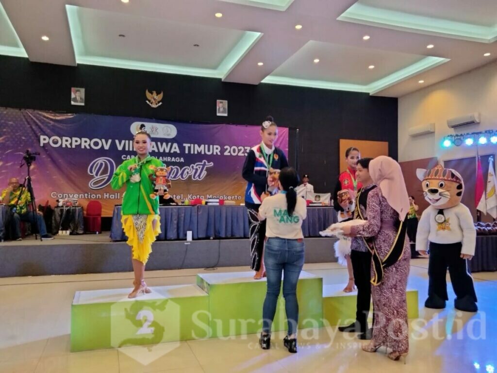 Penyerahan medali emas untuk atlet Cabor Dance Sport dari Kota Malang