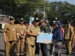 BANTU WARGA: Walikota Malang H Sutiaji menyerahkan bantuan bedah rumah kepada ratusan warga berpenghasilan rendah (ist)