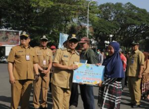 BANTU WARGA: Walikota Malang H Sutiaji menyerahkan bantuan bedah rumah kepada ratusan warga berpenghasilan rendah (ist)