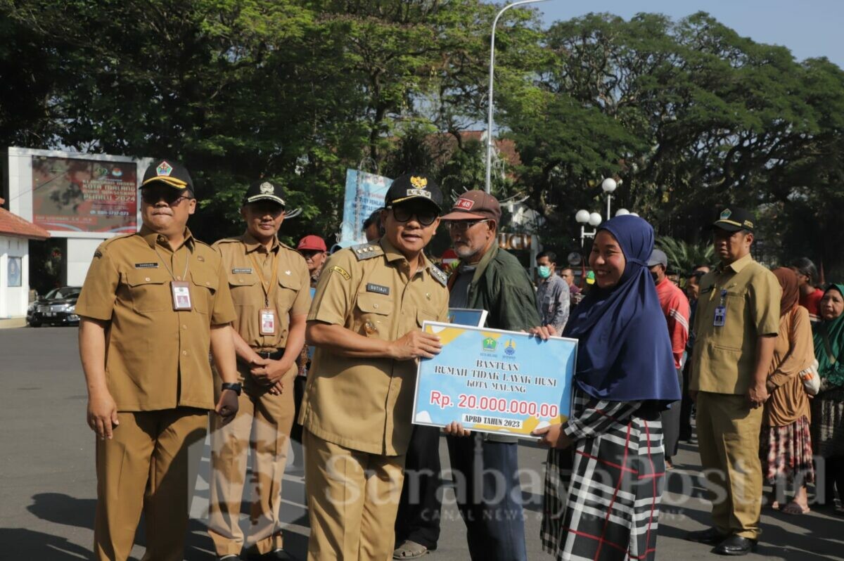 BANTU WARGA: Walikota Malang H Sutiaji menyerahkan bantuan bedah rumah kepada ratusan warga berpenghasilan rendah (ist)