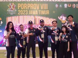 Koordinator satgas KONI Kota Malang untuk Kota Mojokerto, Joko Purwosusanto (tiga dari kiri) bersama atlet & pengurus Cabor E-sport Kota Malang, usai pengalungan medali pada laga eksibisi