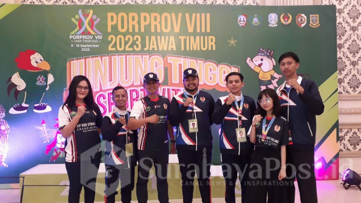 Koordinator satgas KONI Kota Malang untuk Kota Mojokerto, Joko Purwosusanto (tiga dari kiri) bersama atlet & pengurus Cabor E-sport Kota Malang, usai pengalungan medali pada laga eksibisi