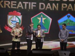 Walikota Malang H Sutiaji menerima penghargaan yang diserahkan Menteri Pariwisata dan Ekonomi Kreatif RI, Sandiaga Salahuddin Uno, di Jakarta, Senin (11/09/2023) malam.