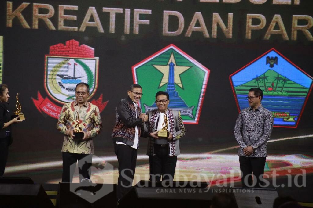 Walikota Malang H Sutiaji menerima penghargaan yang diserahkan Menteri Pariwisata dan Ekonomi Kreatif RI, Sandiaga Salahuddin Uno, di Jakarta, Senin (11/09/2023) malam.