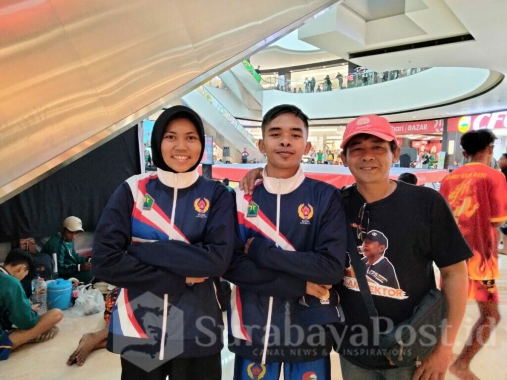 Eka Maratu Sholihah dan Sendik Giyanto dua Atlet Wushu Kota Malang pose bersama penulis