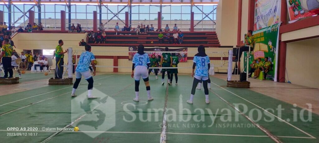 Tim Takraw nomor Kuadran putri sedang berlaga di semifinal berhadapan dengan tim Kabupaten Sidoarjo di GOR Mojopahit Kota Mojokerto