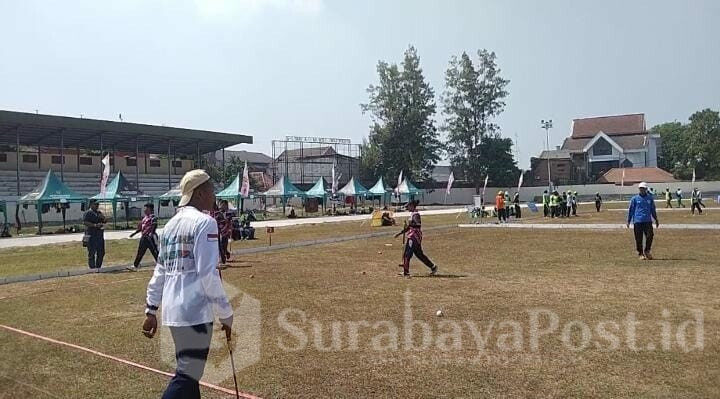 LAGA FINAL: Tim Gate Ball Kota Malang all out dalam laga final melawan tim dari Kabupaten Ngawi