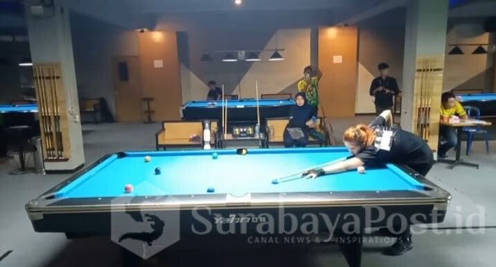 Penampilan memukau atlet Biliar Kota Malang, Enjelika Fitri pada ajang Porprov VIII Jatim (ist)