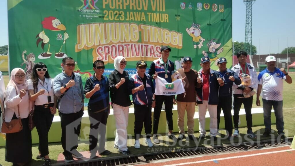 Walikota Sutiaji dan Ketua Tim Penggerak PKK Kota Malang, Hj Widayati saat berada di tengah atlet Porprov VIII Jatim (ist)