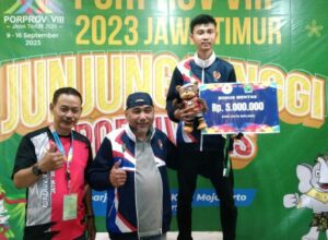 Ketua KONI Kota Malang, Djoni Sudjatmoko mengalungkan medali dan memberikan bonus kepada Supratama Aprilio, Atlet Biliar Kota Malang