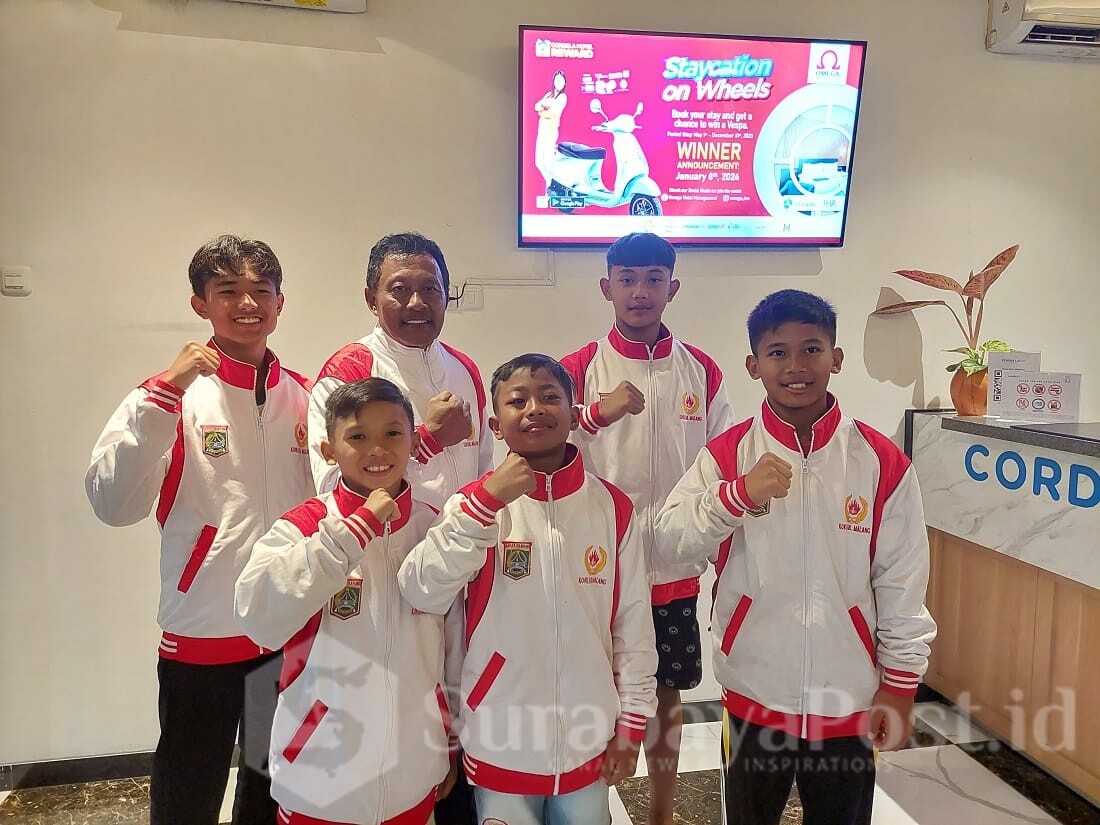 Ketua KONI Kab Malang H Rosydin (tengah) foto bersama dengan atlet Senam yang meraih medali perunggu di Porprov VIII Jatim 2023 (ist)