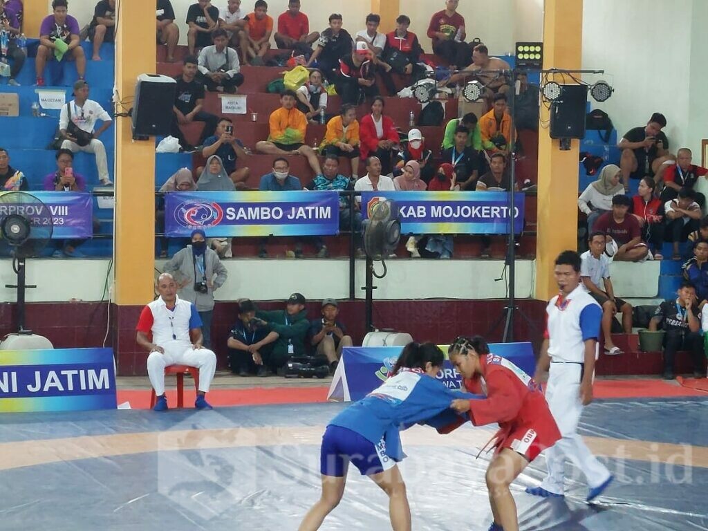 Atlet Sambo Kab Malang Iin Wijayanti (berbaju biru) saat bertanding dengan atlet Sambo dari Kab Malang Tuban (berbaju merah) di GOR Dinas Pendidikan Kota Mojokerto (ist)