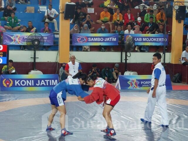 WhatsApp Image 2023-09-16 at 09.25.31 Atlet Sambo Kab Malang Iin Wijayanti (berbaju biru) saat bertanding dengan atlet Sambo dari Kab Malang Tuban (berbaju merah) di GOR Dinas Pendidikan Kota Mojokerto (ist)