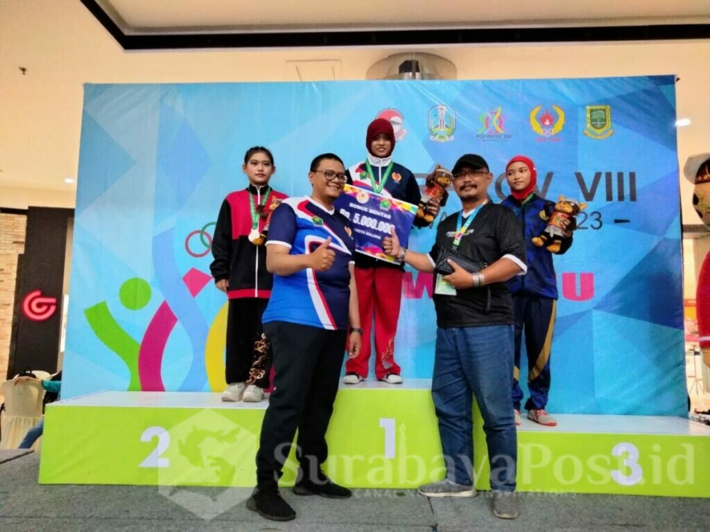 Perwakilan KONI Kota Malang menyerahkan Bonus kepada atlet Wushu peraih medali emas di Porprov VIII Jatim