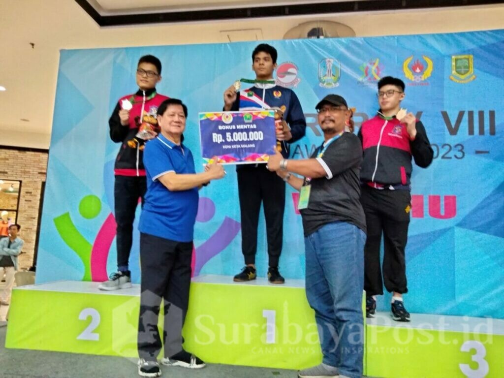 BANGGA: Sutjipto Gunawan dan perwakilan KONI Kota Malang menyerahkan Bonus atlet peraih medali emas dari Kota Malang