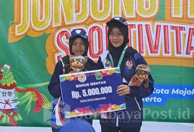 Salsa dan Desta Kakak Beradik Peraih Emas Cabor Biliard Kota Malang di Porprov VIII Jawa Timur. (ist)