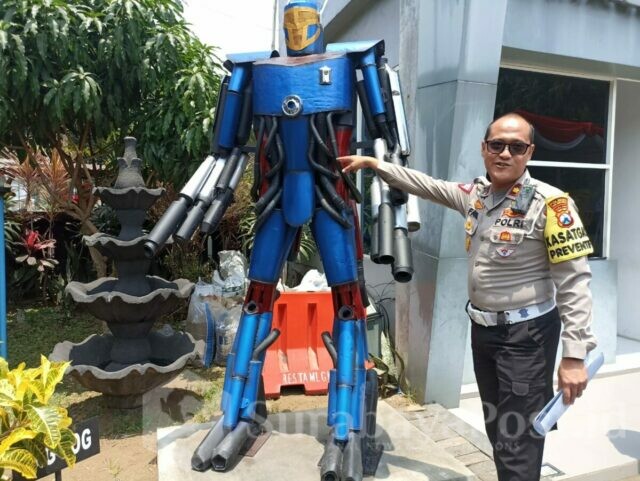 Patung Robot Transformers dari Knalpot Brong Sitaan terpajang di Polresta Malang Kota