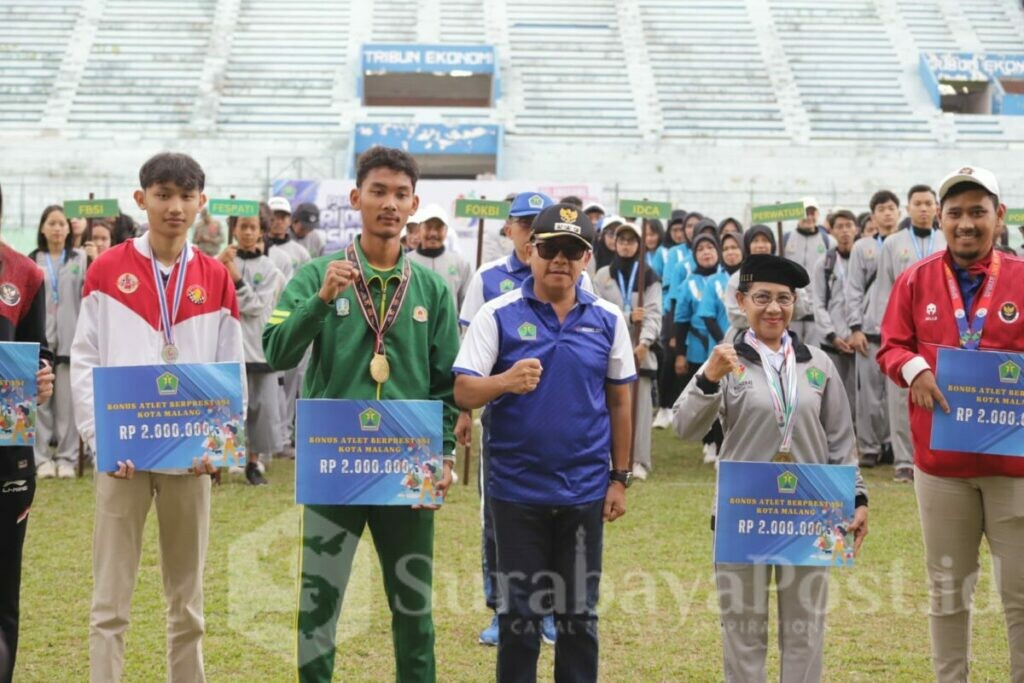Bonus atlet berprestasi di ajang Porprov VIII Jatim yang diberikan Pemkot Malang