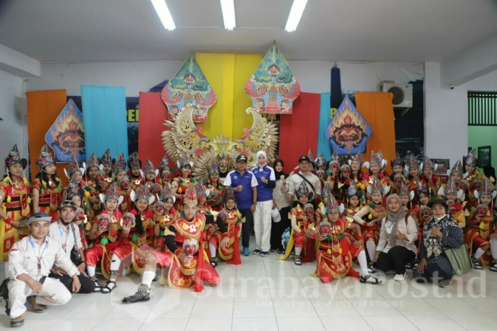 Para penari yang terdiri para pelajar di Kota Malang pose bersama Walikota Sutiaji