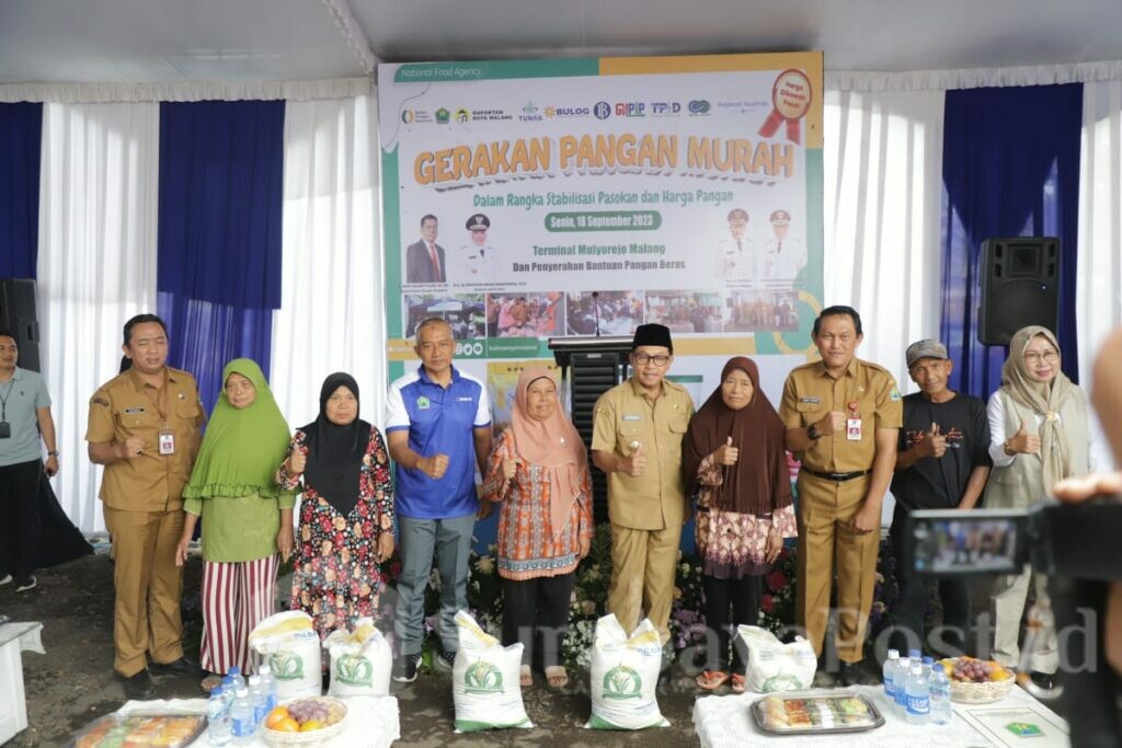 Walikota Malang H Sutiaji juga memberikan bantuan sembako kepada puluhan warga Mulyorejo