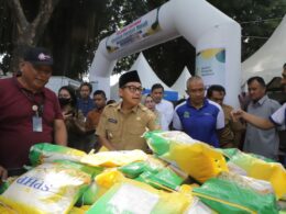 Membuka kegiatan pangan murah di area terminal Mulyorejo Kecamatan Sukun, Walikota Sutiaji menyoroti tentang lemahnya mental masyarakat dalam melihat situasi pasar (ist)