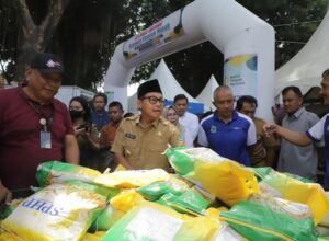 Membuka kegiatan pangan murah di area terminal Mulyorejo Kecamatan Sukun, Walikota Sutiaji menyoroti tentang lemahnya mental masyarakat dalam melihat situasi pasar (ist)