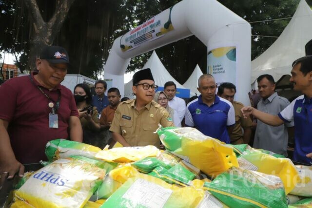Membuka kegiatan pangan murah di area terminal Mulyorejo Kecamatan Sukun, Walikota Sutiaji menyoroti tentang lemahnya mental masyarakat dalam melihat situasi pasar (ist)