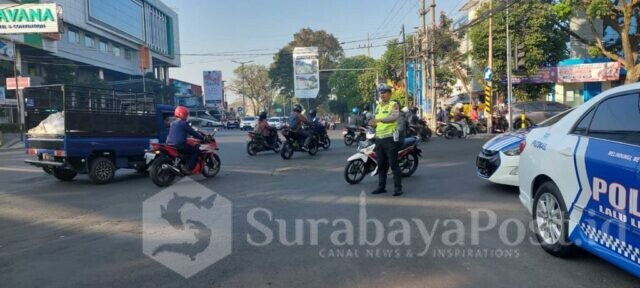 Petugas melakukan pengaturan jalan di Jalan Basuki Rahmad