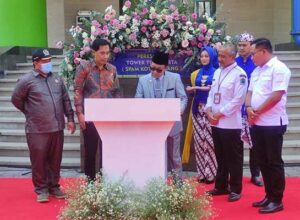 Walikota Malang, H Sutiaji, menandatangani prasasti peresmian Tower Tugu, Rabu (20/09/2023)
