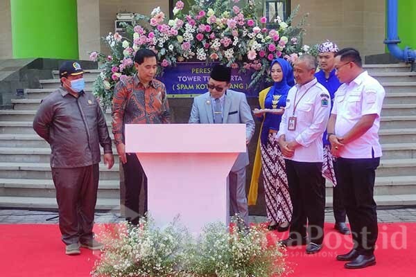 Walikota Malang, H Sutiaji, menandatangani prasasti peresmian Tower Tugu, Rabu (20/09/2023)